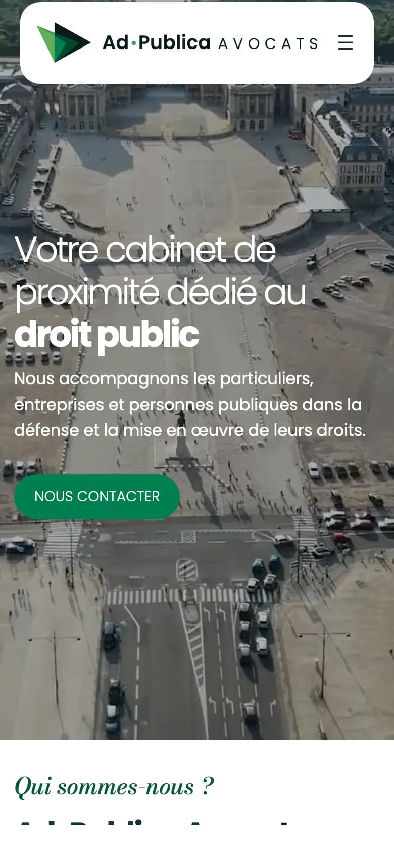 L'accueil sur téléphone : « Votre cabinet de proximité dédié au droit public » sur une vue aérienne de Versailles, et le bouton Nous contacter.
