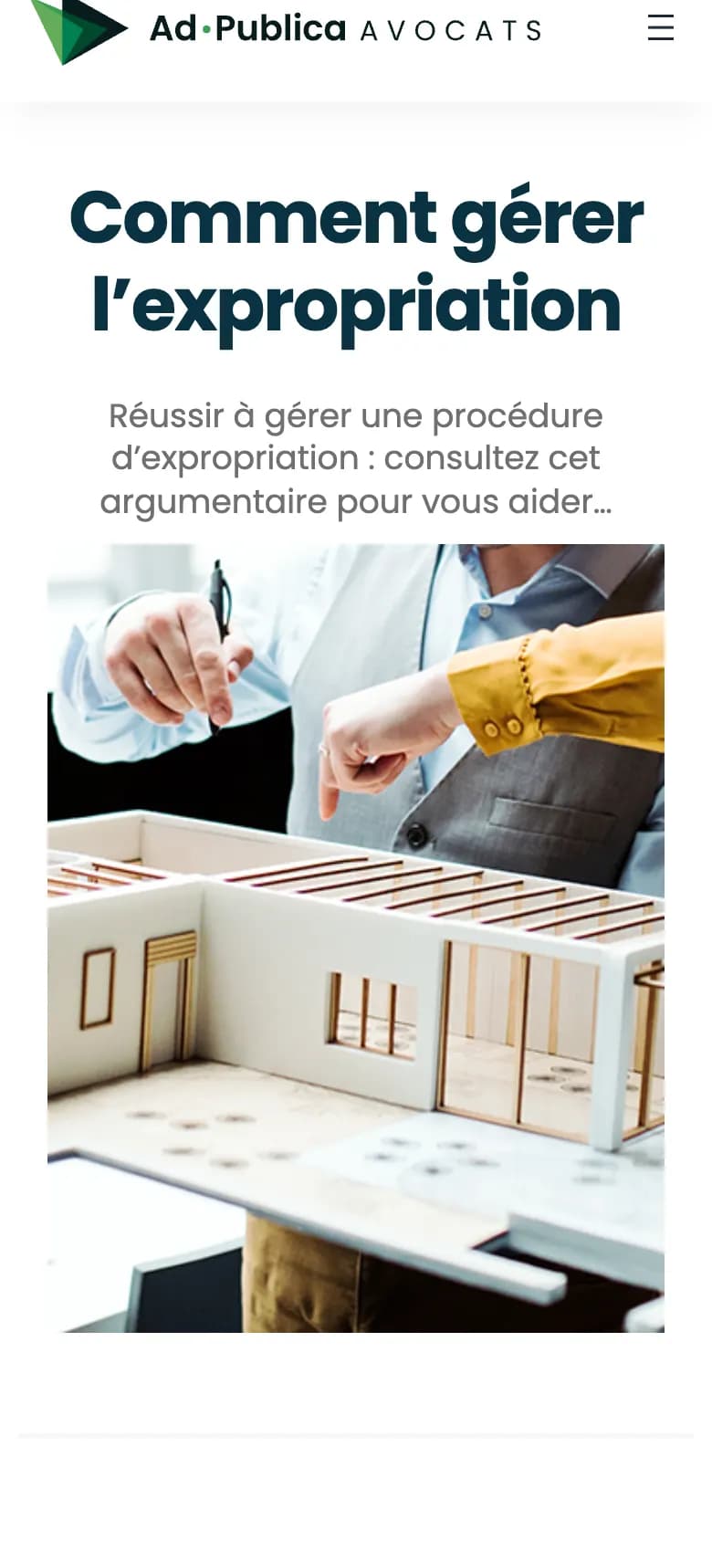 Un argumentaire sur téléphone : « Comment gérer l'expropriation », son résumé et une photo de maquette d'architecte.