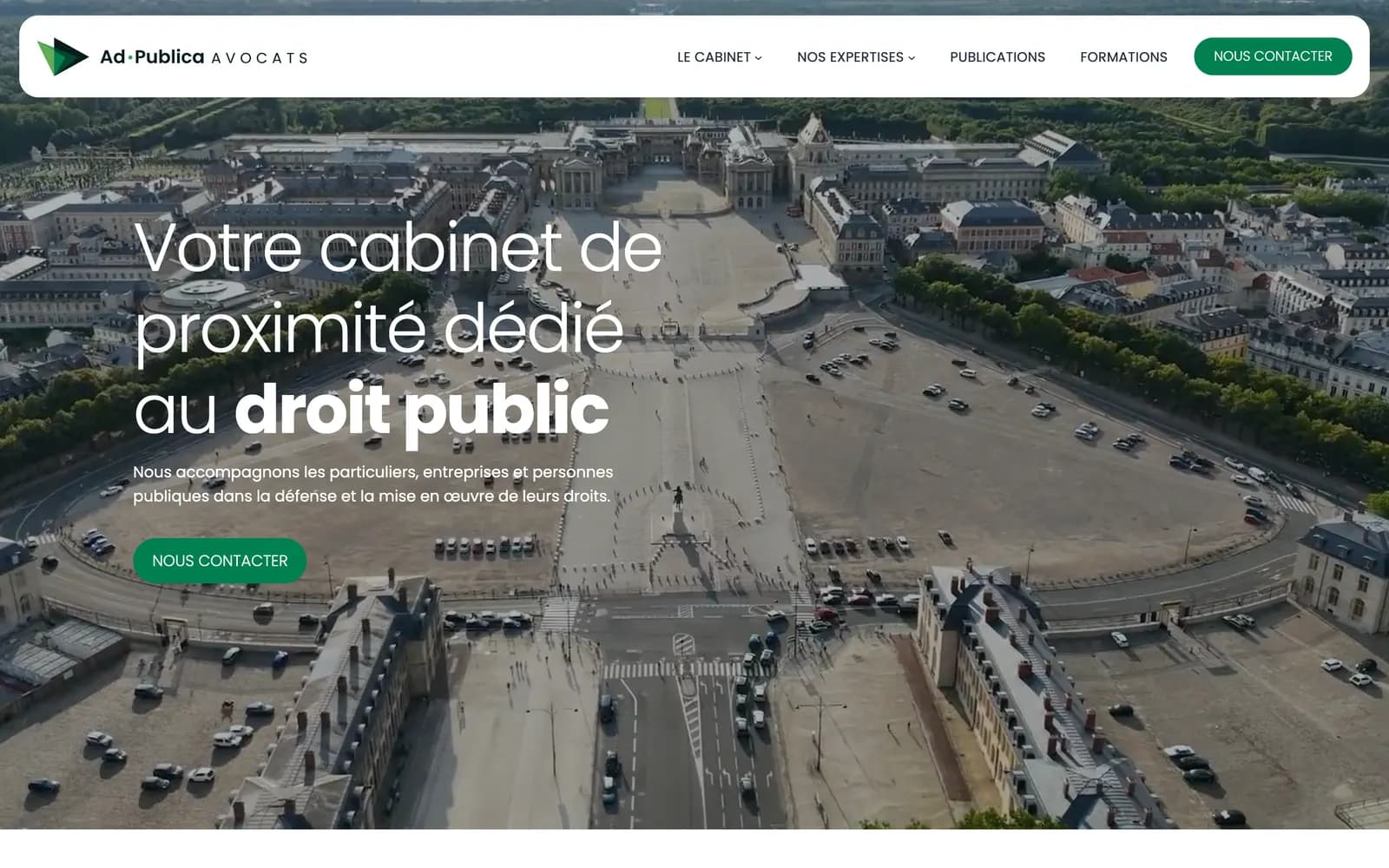 L'accueil du site adpublica-avocats.fr : le titre « Votre cabinet de proximité dédié au droit public » sur une vue aérienne du château de Versailles, et le bouton Nous contacter.