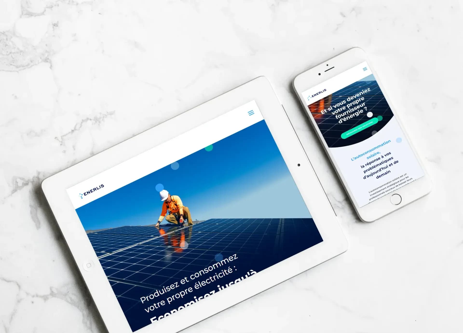 La landing Autoconsommation solaire sur une tablette et sur un téléphone posés sur du marbre : sur tablette, un technicien sur un toit de panneaux et le titre « Produisez et consommez votre propre électricité », sur téléphone « Et si vous deveniez votre propre fournisseur d'énergie ? ».