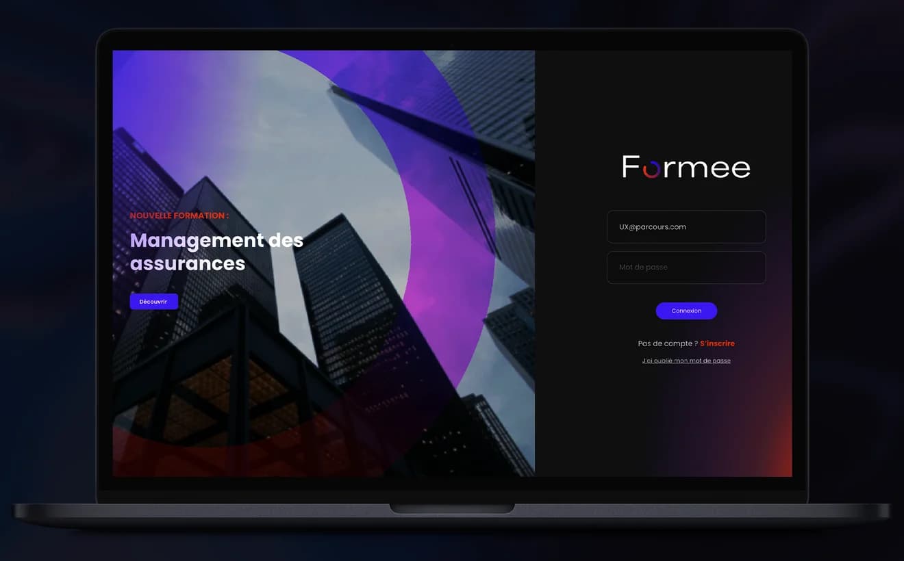 L'écran de connexion de Formee maquetté par Porte 7, sur un ordinateur portable : une formation mise en avant à gauche, le formulaire e-mail et mot de passe à droite.