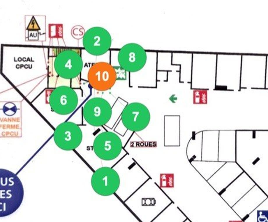 Détail agrandi du plan : dix points de mesure serrés autour d'un local technique, écartés les uns des autres et reliés par un trait fin à leur position réelle.