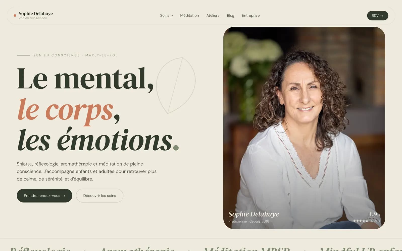 L'accueil du site sophie-delahaye.fr : le titre « Le mental, le corps, les émotions » en serif, deux mots en italique terracotta, le portrait de Sophie Delahaye à droite.