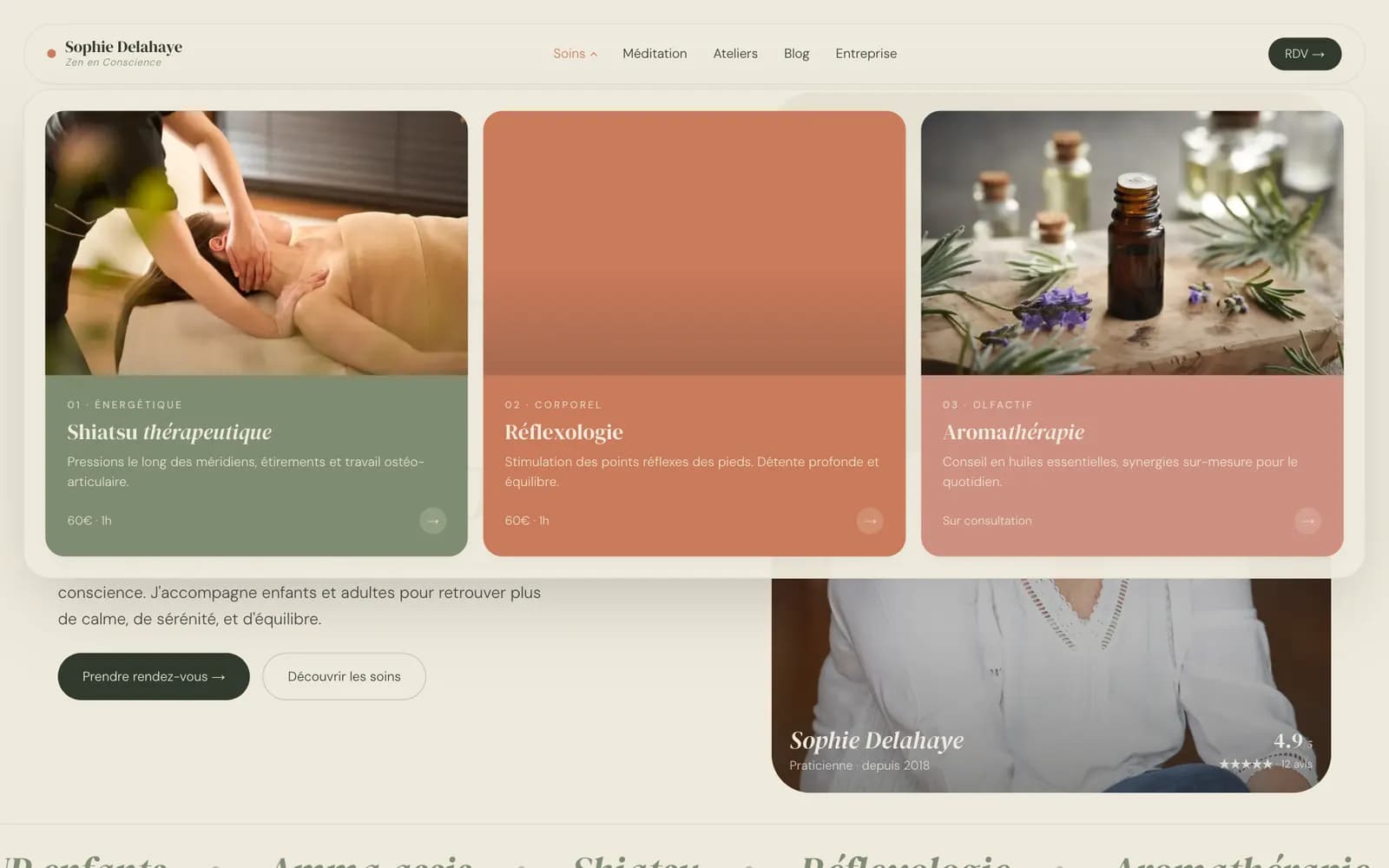 Le menu Soins ouvert sur le site : trois grandes cartes, Shiatsu thérapeutique sur fond sauge, Réflexologie sur fond terracotta, Aromathérapie sur fond argile, chacune avec sa photo et un court résumé.