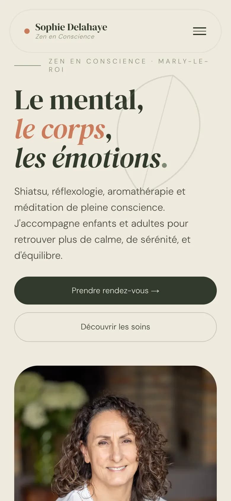 L'accueil sur téléphone : le titre « Le mental, le corps, les émotions » avec deux mots en italique terracotta, puis les boutons Prendre rendez-vous et Découvrir les soins.