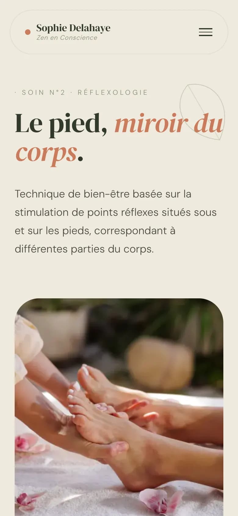 La page Réflexologie sur téléphone : le titre « Le pied, miroir du corps », une présentation courte et une photo de soin.