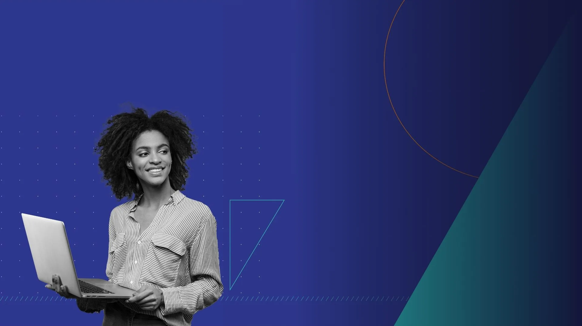 En-tête d'article : une jeune femme, ordinateur portable à la main, en noir et blanc sur un dégradé indigo, avec un arc orange et un triangle au trait.