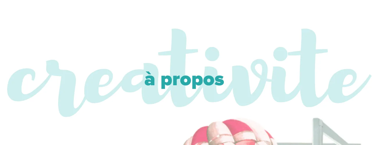Le titre « à propos » en violet, posé sur le mot manuscrit « créativité » en turquoise pâle.