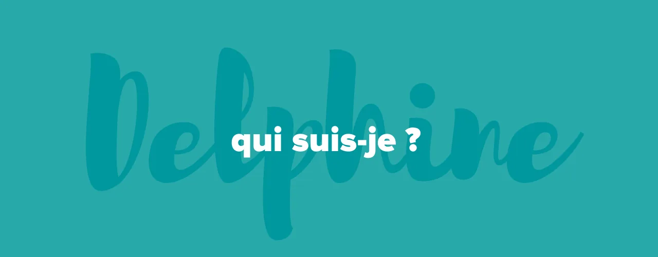 Le titre « qui suis-je ? » en blanc, posé sur le prénom « Delphine » écrit à la brosse, sur fond turquoise.