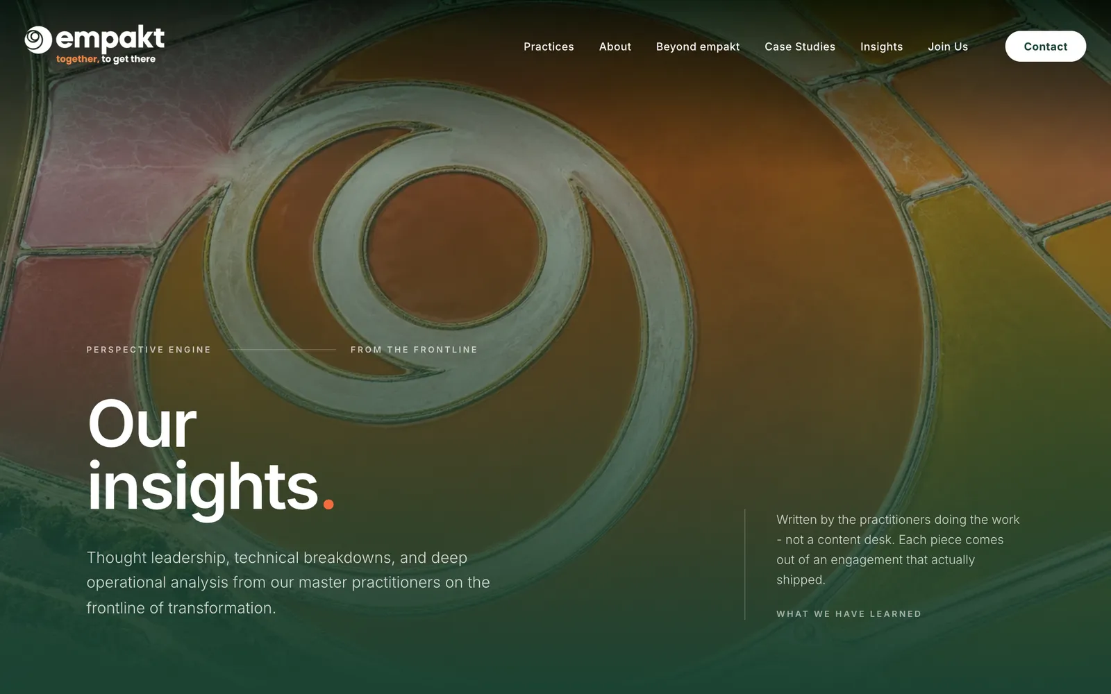 Page Our insights d'empakt : le titre sur une vue aérienne en spirale, sous-titré « Thought leadership, technical breakdowns ».