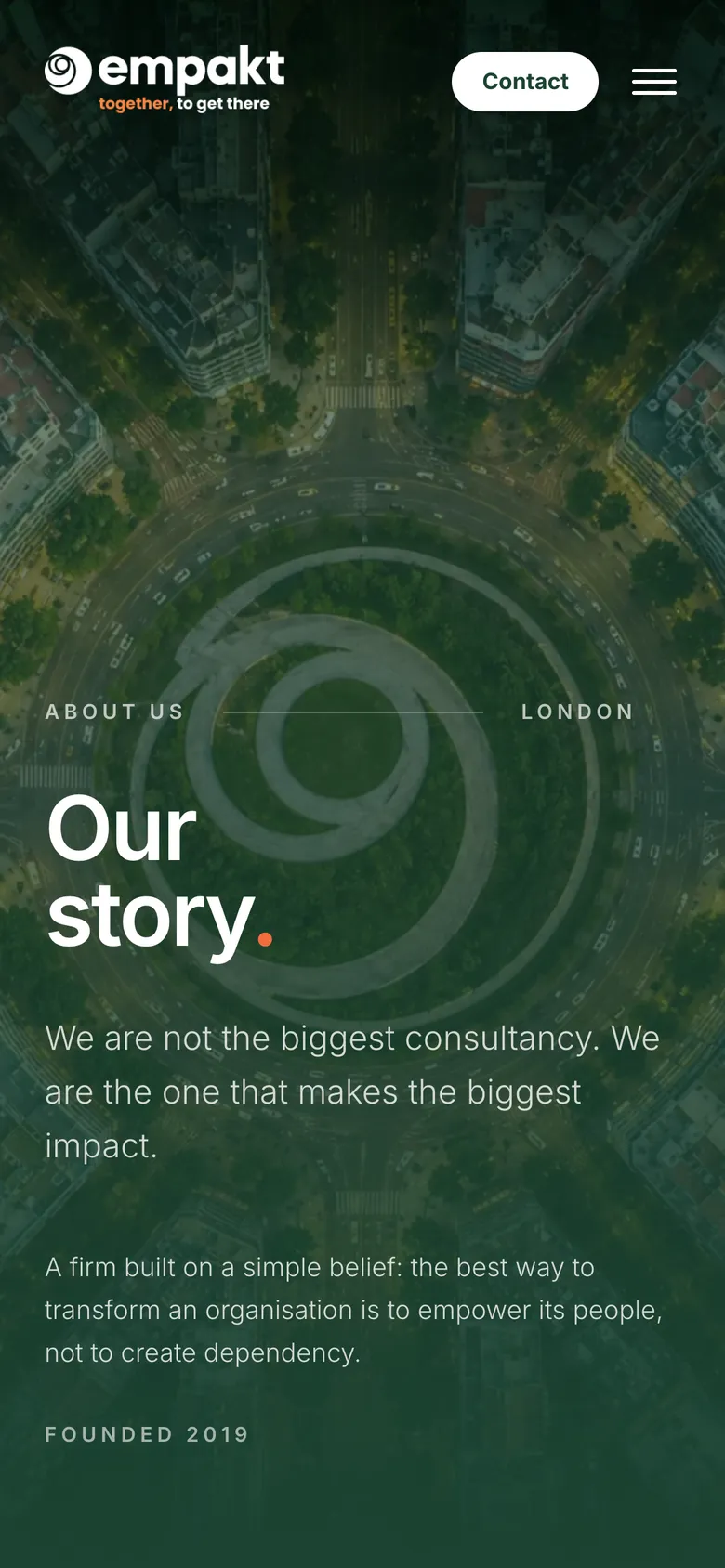 Page About sur smartphone : « Our story. » sur une vue aérienne d'un rond-point en forme de spirale.