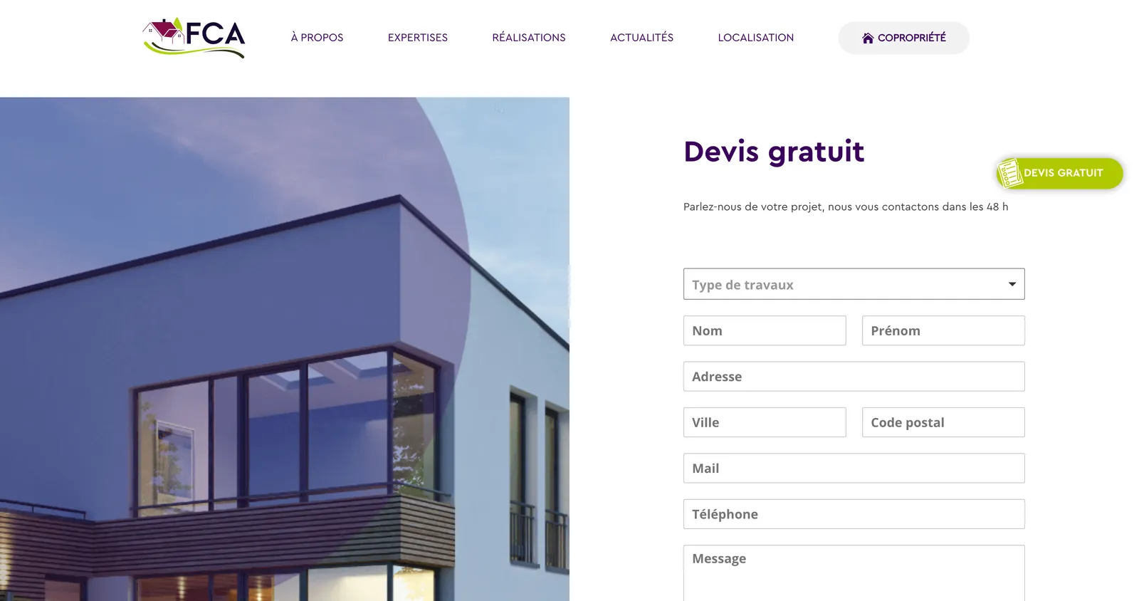 Page Devis gratuit : une maison contemporaine à gauche, à droite le formulaire qui commence par une liste Type de travaux.