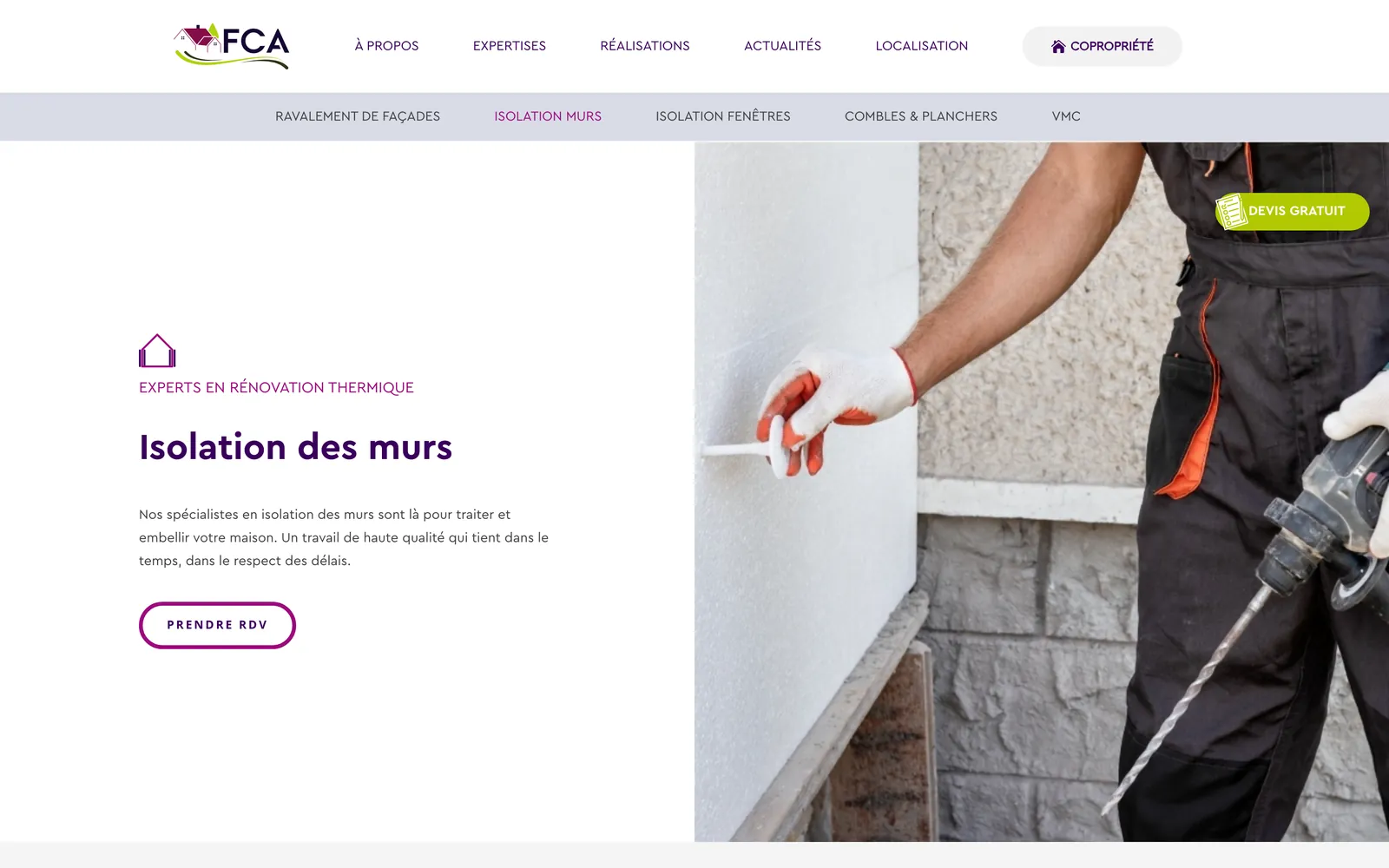 Page Isolation des murs : sous le menu principal, une barre grise liste les cinq expertises, puis le titre et un artisan qui fixe un panneau isolant.