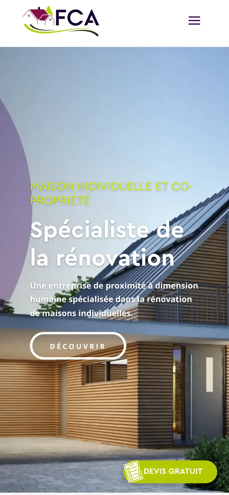 Accueil sur smartphone : « Spécialiste de la rénovation » sur une maison à bardage bois, et la pastille Devis gratuit.