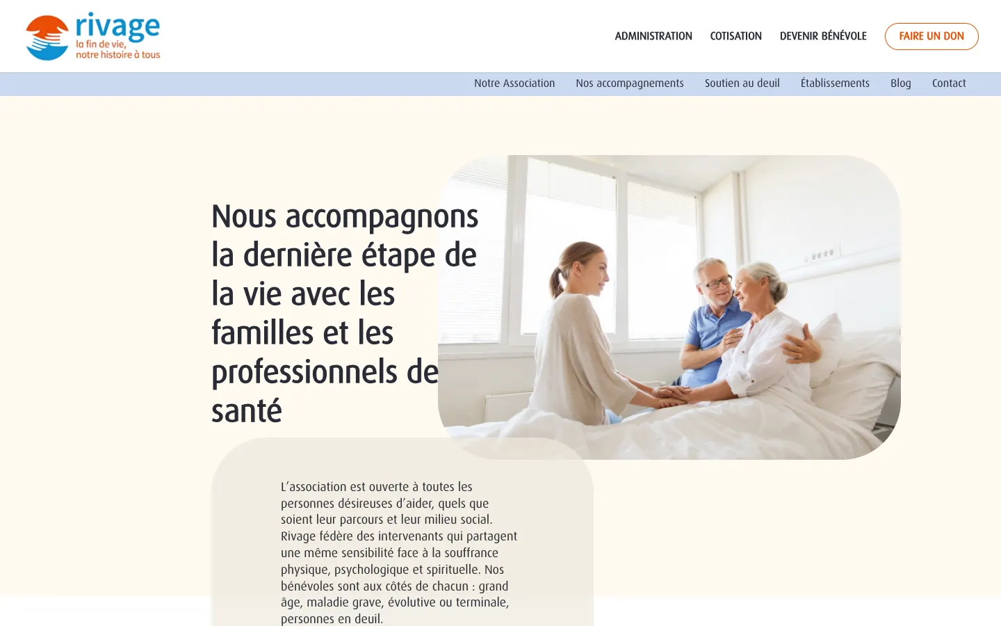 L'accueil actuel conçu par Porte 7 : le logo Rivage, le menu Administration, Cotisation, Devenir bénévole et le bouton orange Faire un don, la barre bleu pâle Notre Association, Nos accompagnements, Soutien au deuil, Établissements, Blog, Contact, puis le titre « Nous accompagnons la dernière étape de la vie avec les familles et les professionnels de santé » à côté d'une photo aux grands arrondis.