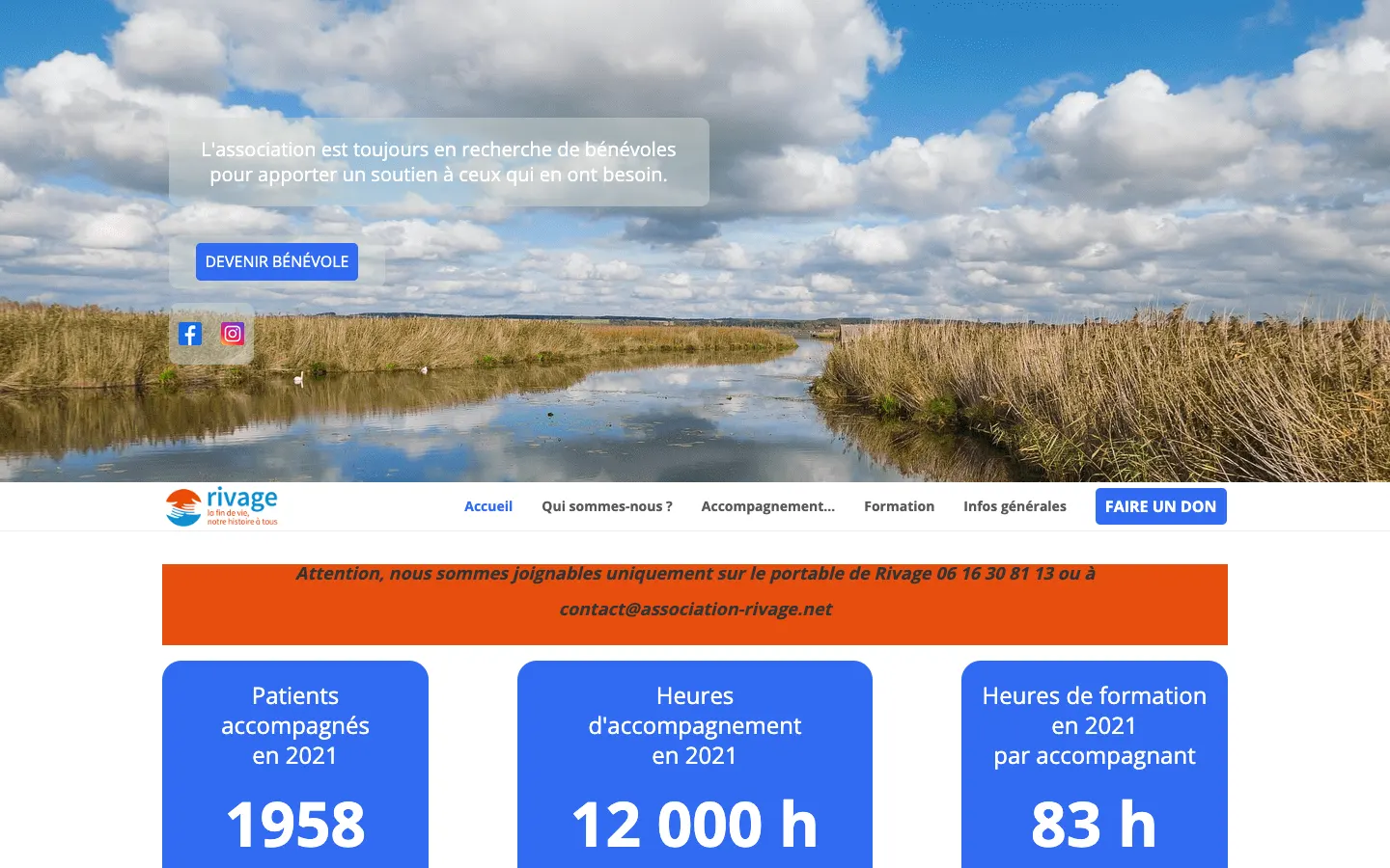 L'accueil de 2023, construit avec l'outil de pages d'AssoConnect : une grande photo de marais, un bouton bleu Devenir bénévole, puis sous la photo un menu Accueil, Qui sommes-nous ?, Accompagnement…, Formation, Infos générales et un bouton Faire un don, un bandeau orange d'avertissement et trois compteurs sur fond bleu.